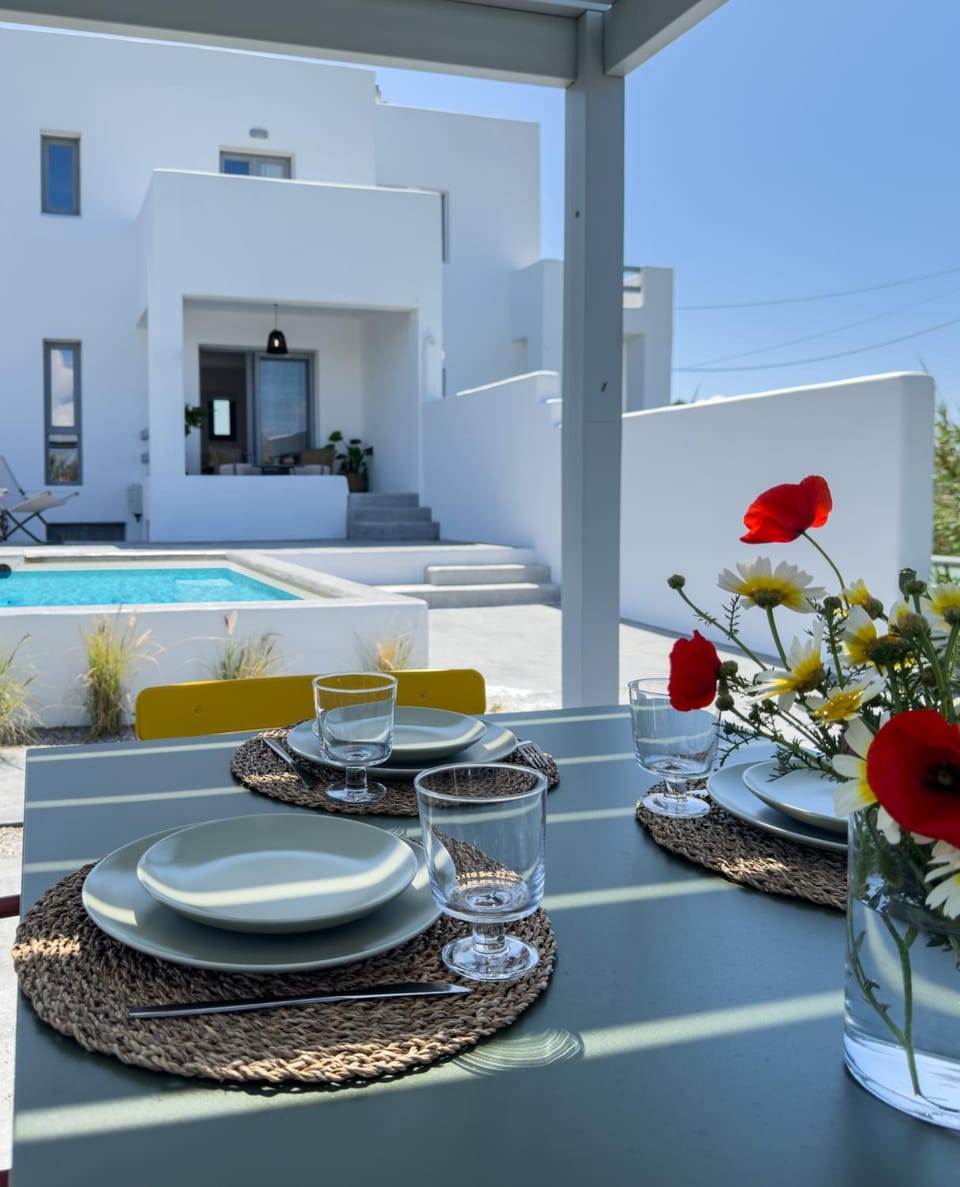 Day, Food and drinks, Dining area, Pool view, Swimming pool, Drinks