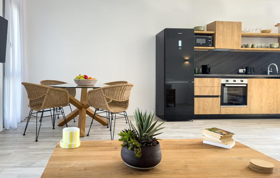 Kitchen or kitchenette, Dining area, stove