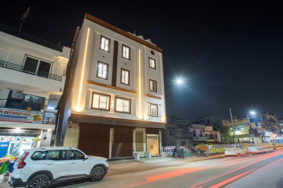 Property building, Night, Neighbourhood, City view, Street view, Location, Parking
