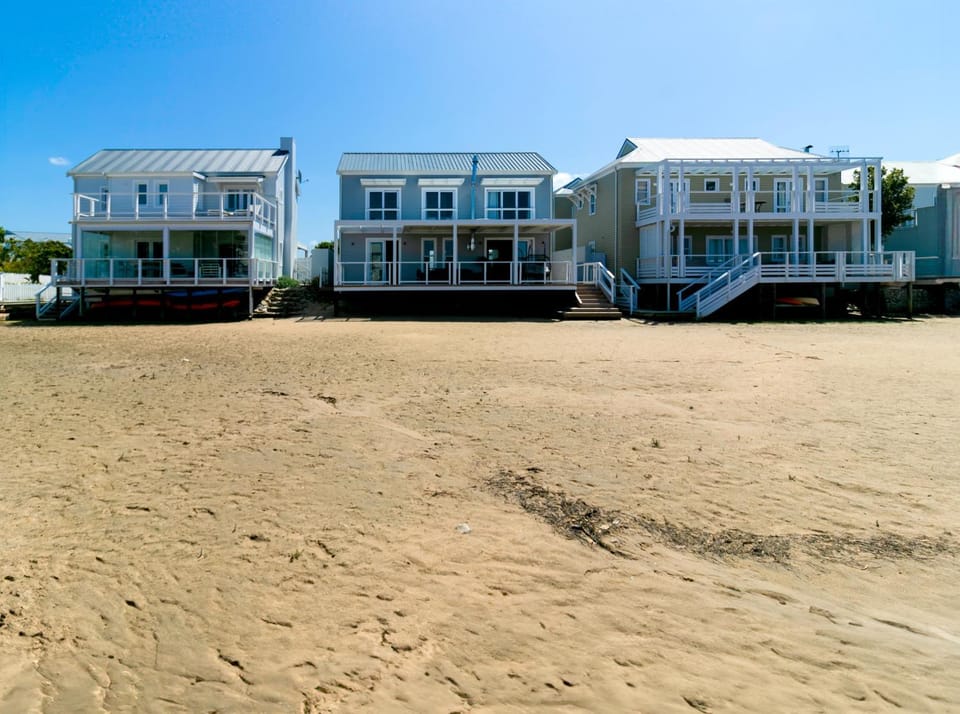 Restaurant/places to eat, Children play ground, Golfcourse, Beach, Tennis court, Cycling, Sea view, Sports, Entertainment, children, young children, older children, hair dresser