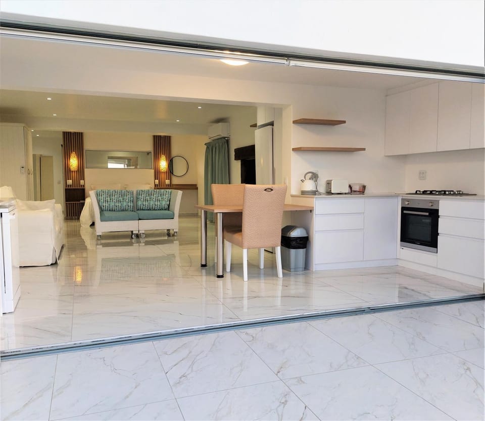 Living room, pet friendly, stove