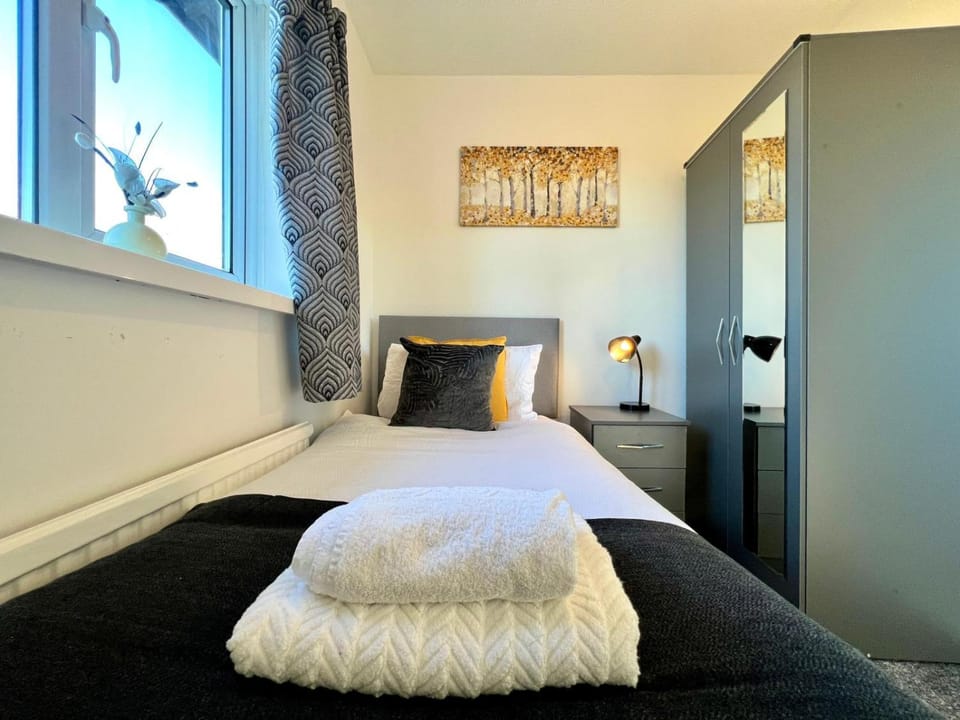 Bed, Photo of the whole room, Bedroom, towels