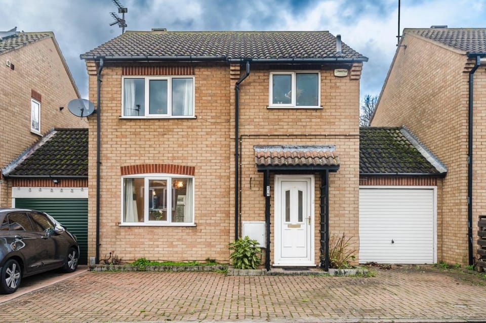 J&J stays 5 bedroom detached house in Peterborough with parking House in Huntingdonshire District