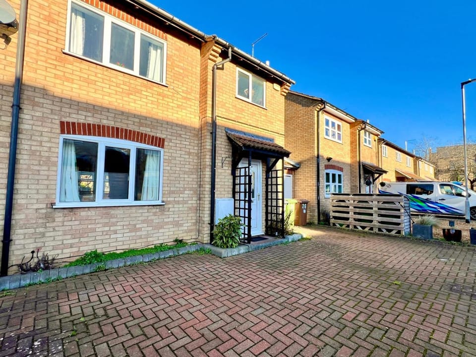 Property building, Patio, Neighbourhood, Street view, Parking