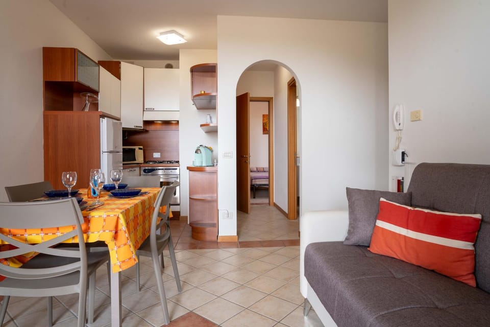 Kitchen or kitchenette, Living room, Seating area, Dining area, oven, stove
