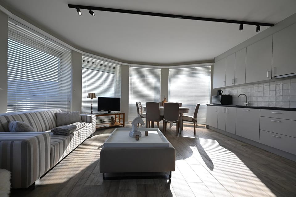 TV and multimedia, Kitchen or kitchenette, Living room, Dining area