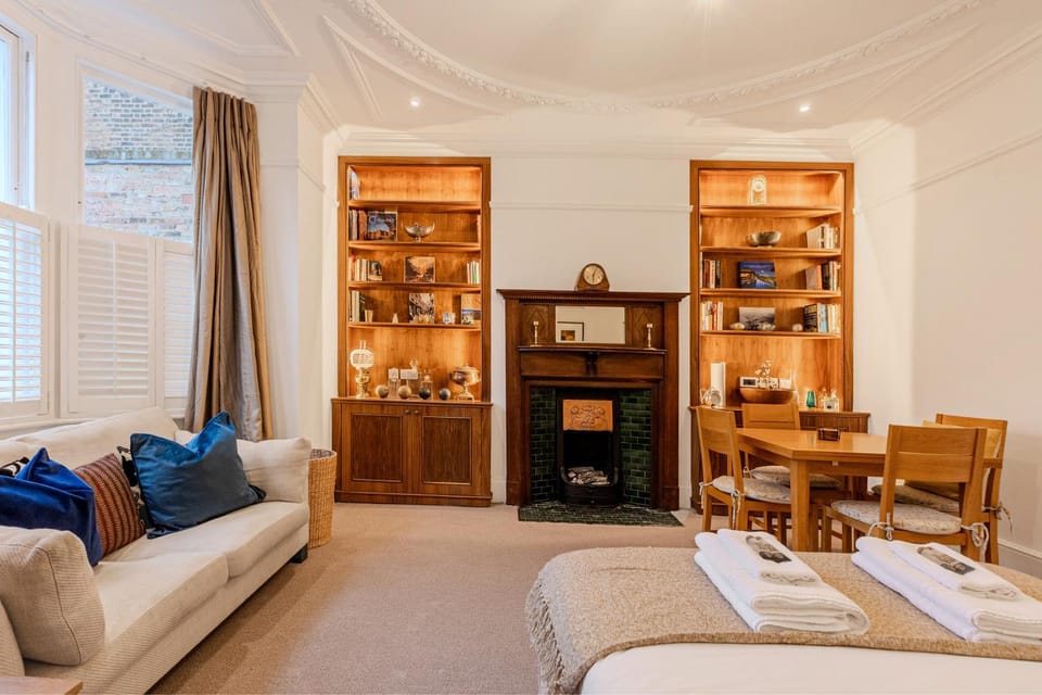 Bed, Seating area, Bedroom