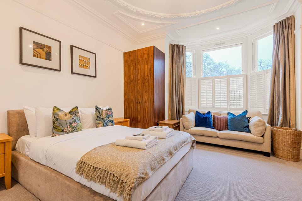 Bed, Seating area, Bedroom