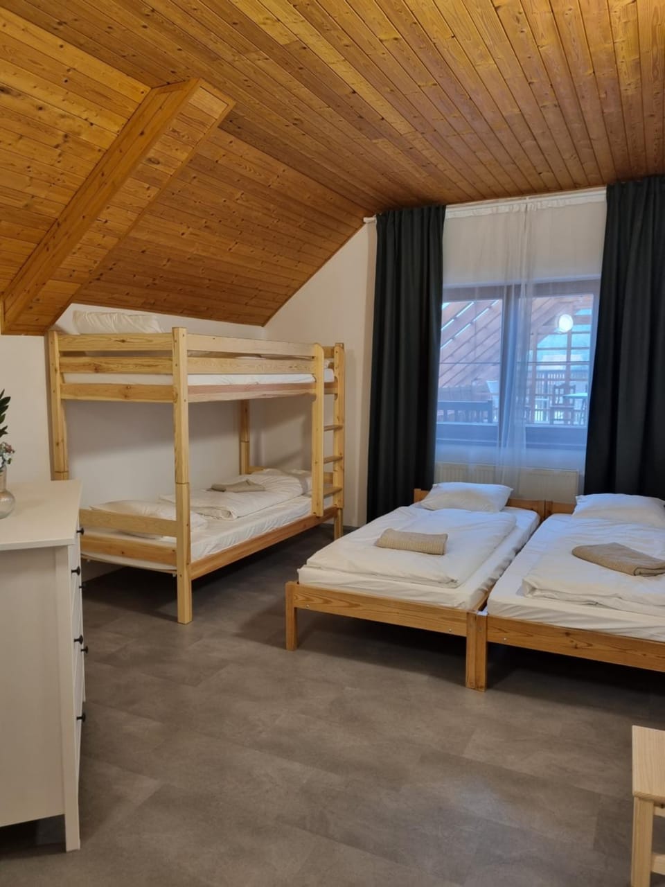 Bed, Photo of the whole room, bunk bed