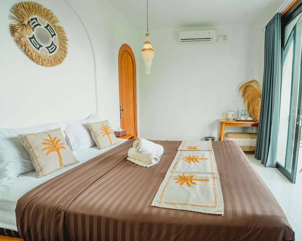Bed, Photo of the whole room, Bedroom, towels, air conditioner