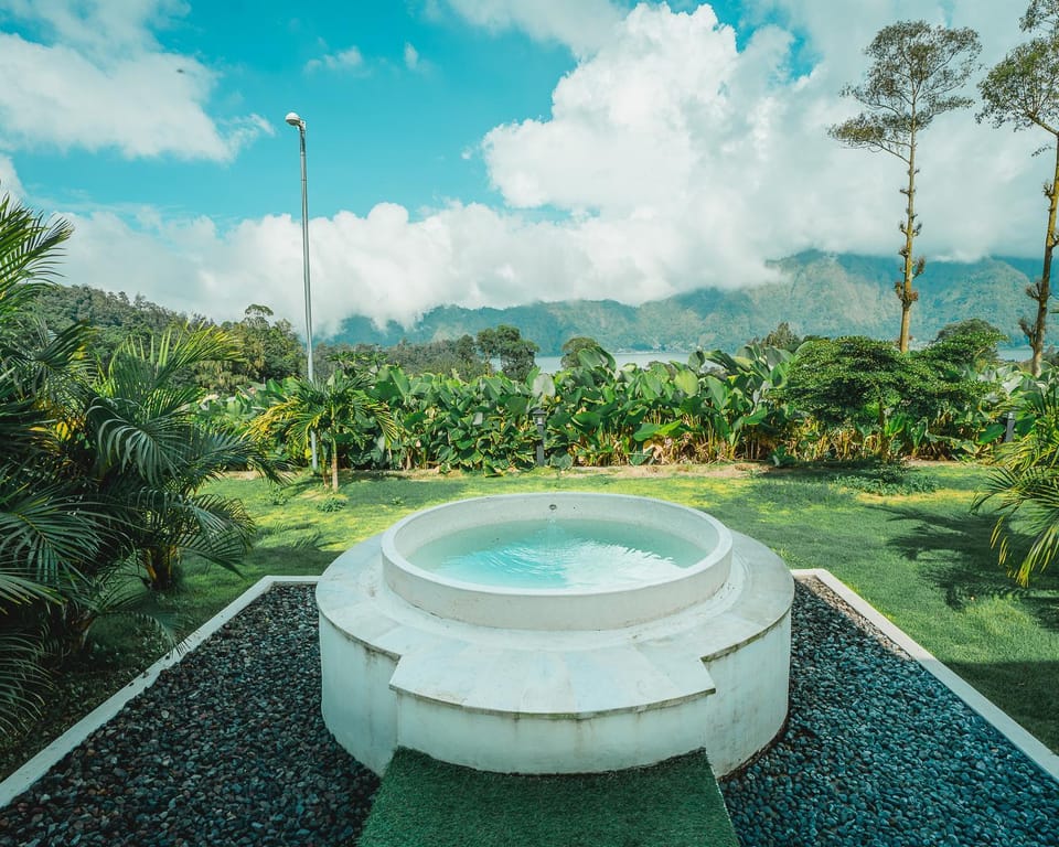 Nearby landmark, Natural landscape, Garden, Garden view, Mountain view, Swimming pool