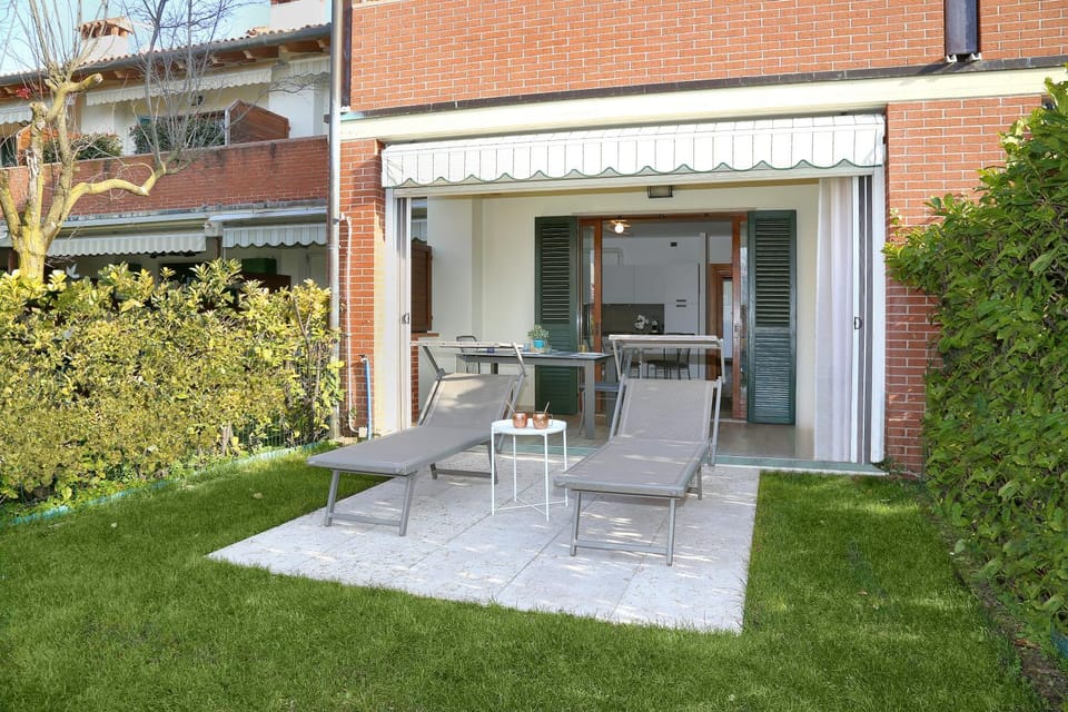 Patio, Garden, Seating area, Dining area, Garden view, sunbed