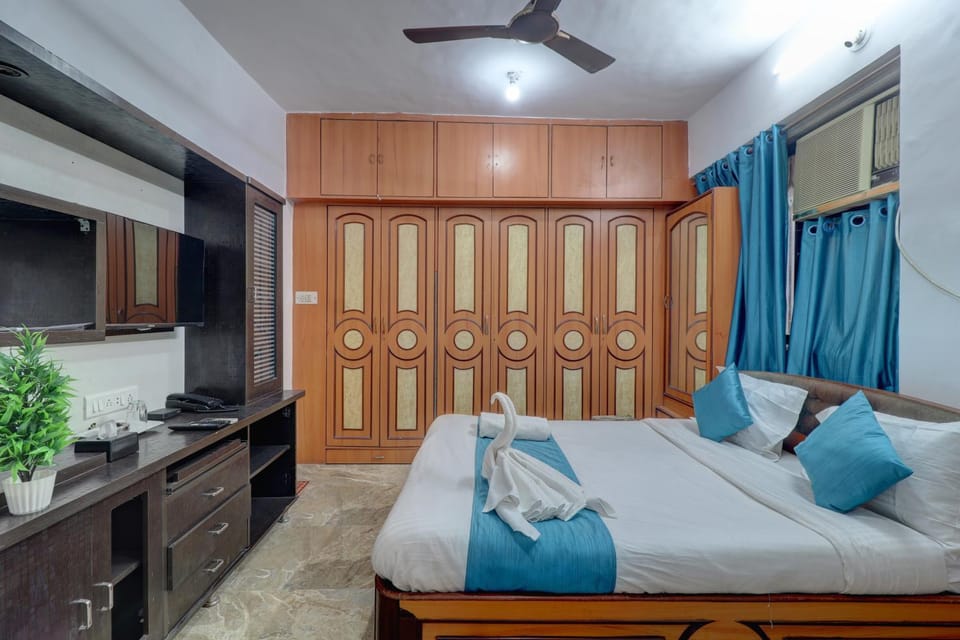 Bed, TV and multimedia, Photo of the whole room, Bedroom, towels, wardrobe, air conditioner