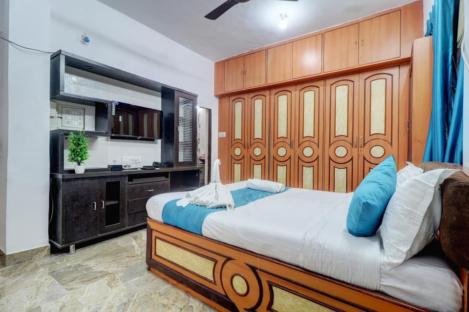 Bed, TV and multimedia, Kitchen or kitchenette, Living room, Photo of the whole room, Seating area, Bedroom, wardrobe