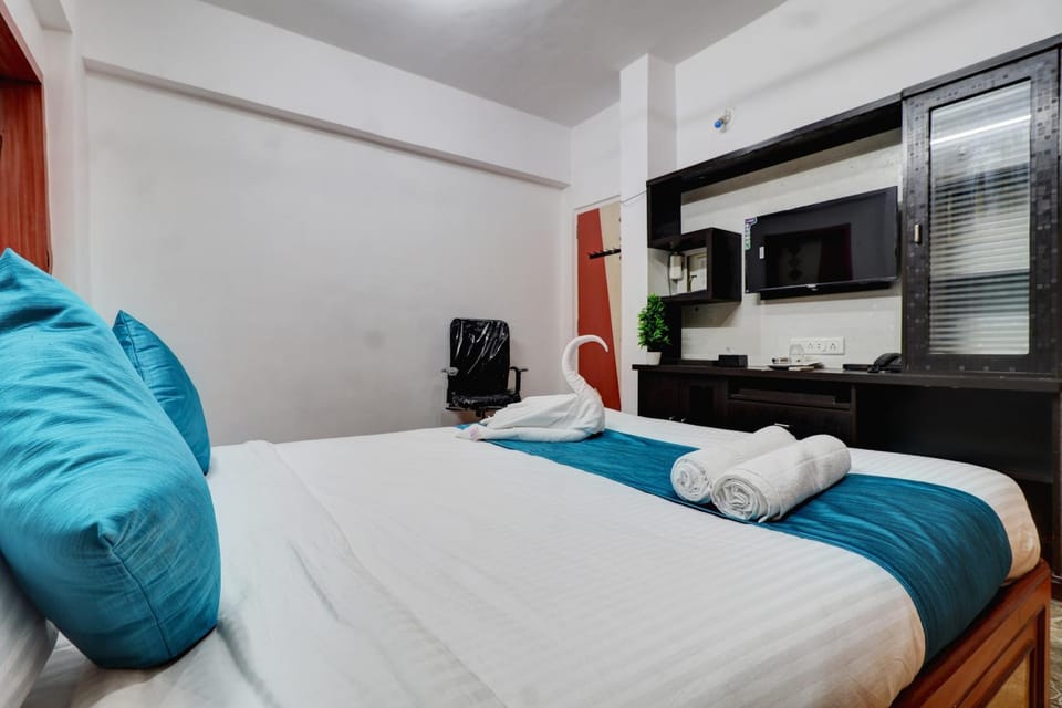 Bed, TV and multimedia, Photo of the whole room, Bedroom, towels, air conditioner