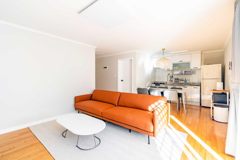 Kitchen or kitchenette, Living room, Seating area, Dining area, stove