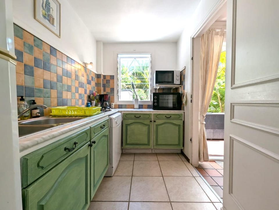 Kitchen or kitchenette, dishwasher, oven