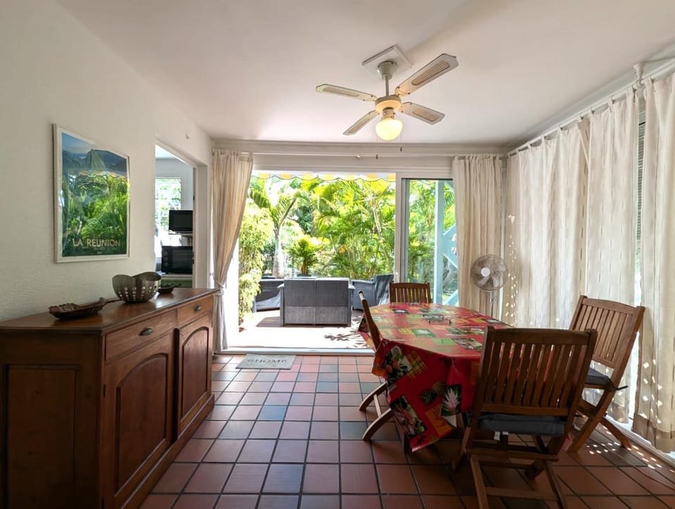 Seating area, Dining area