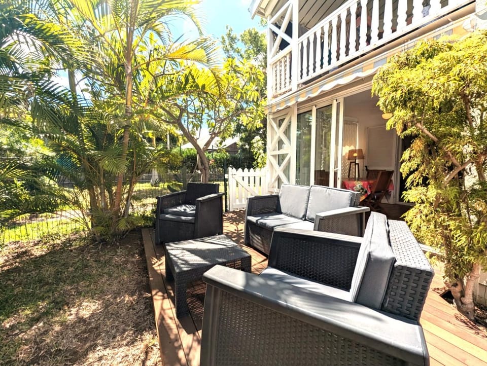 Property building, Day, Garden, Balcony/Terrace, Seating area, Garden view