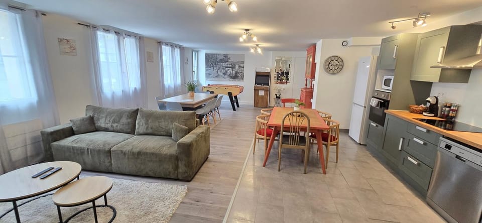 Property building, Game Room, TV and multimedia, Coffee/tea facilities, Kitchen or kitchenette, Living room, Dining area, dishwasher, oven, stove