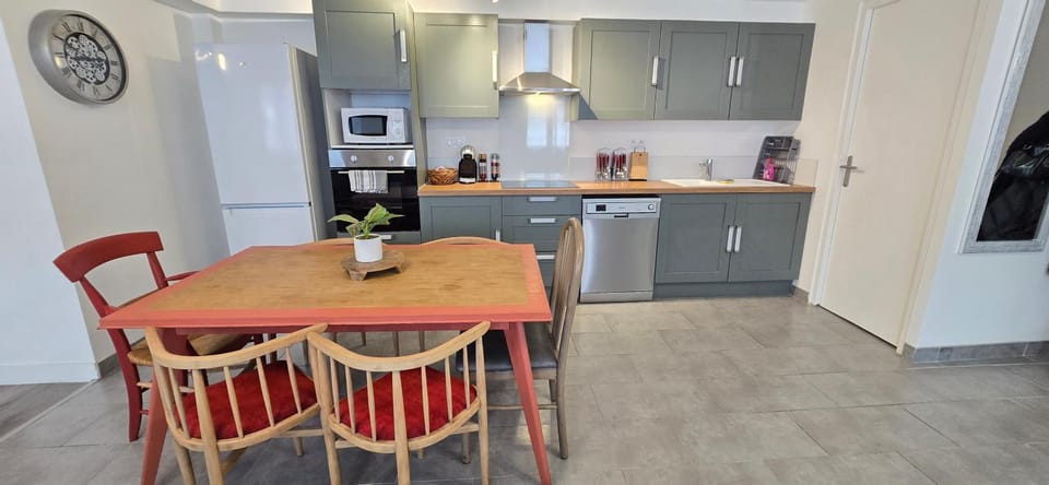 Coffee/tea facilities, Dining area, dishwasher, oven, stove, toaster