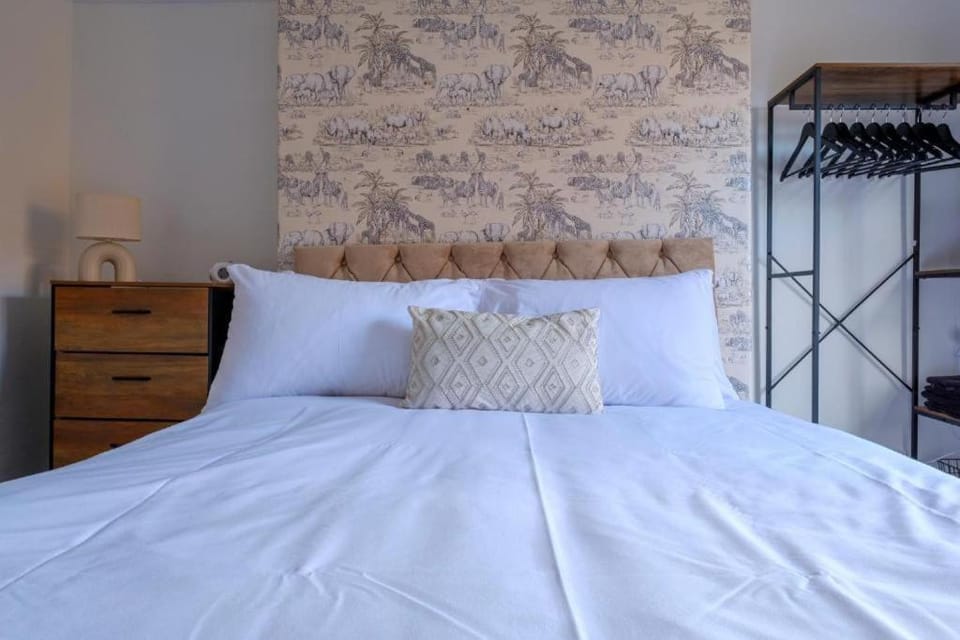 Bed, Photo of the whole room, Bedroom