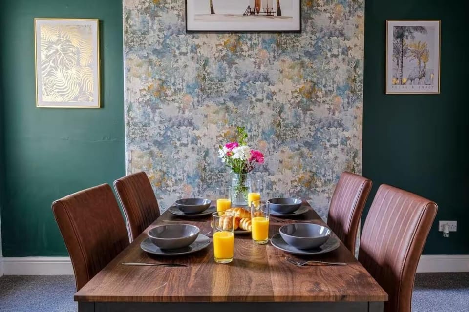 Living room, Food and drinks, Seating area, Dining area, Food