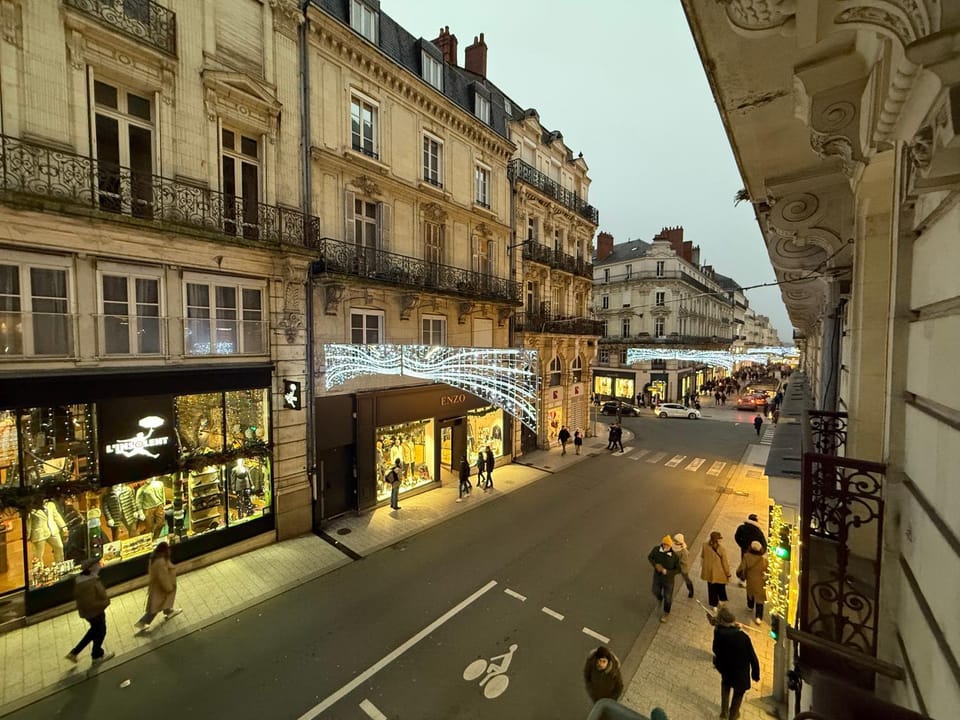 Nearby landmark, Neighbourhood, City view, Street view, Location