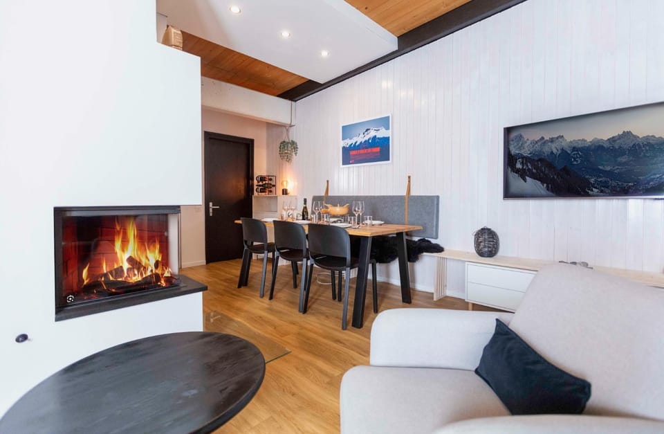 Dining area, fireplace