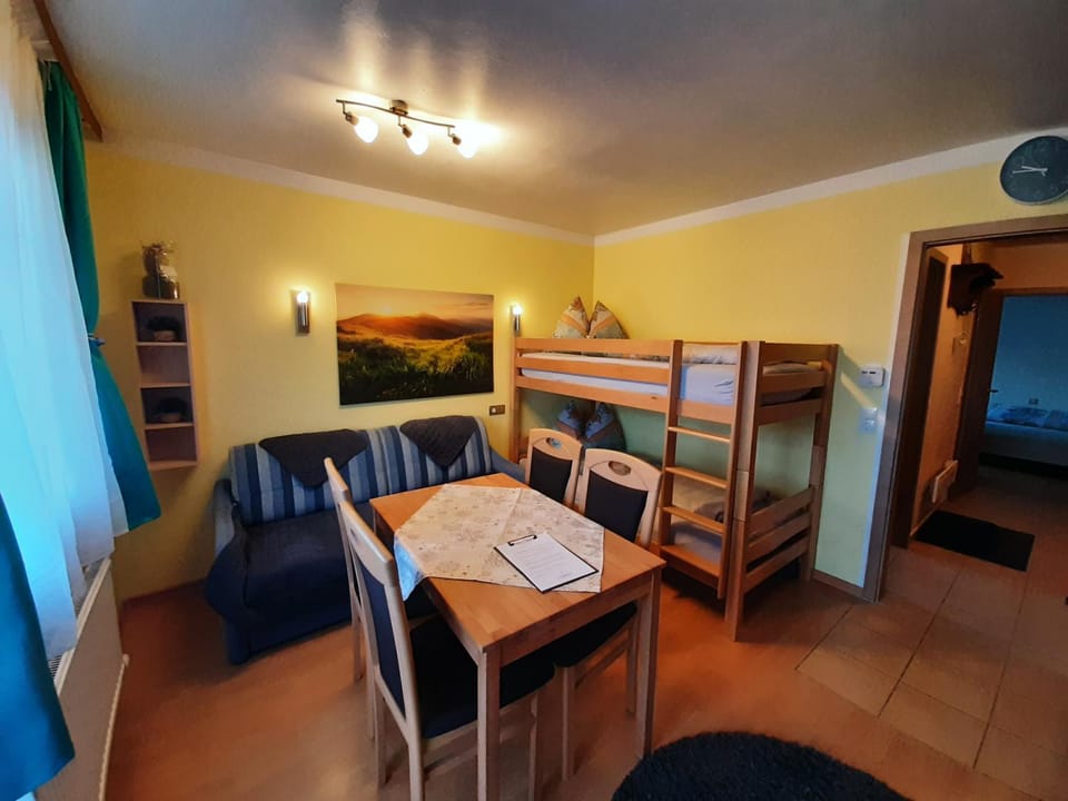 Living room, Dining area, Bedroom, Food, bunk bed