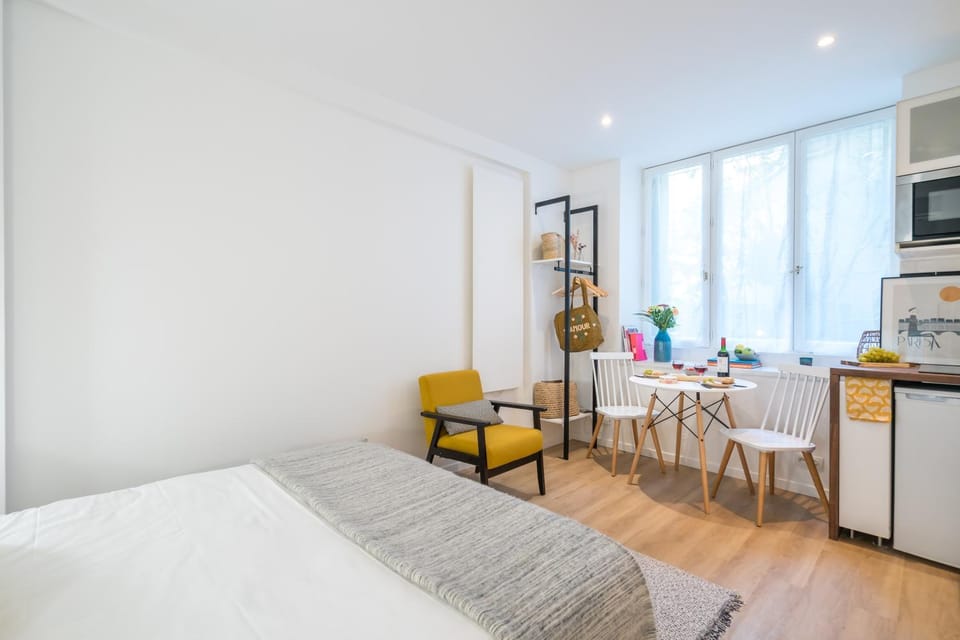 Bed, Kitchen or kitchenette, Living room, Photo of the whole room, Seating area, Dining area, Bedroom, stove