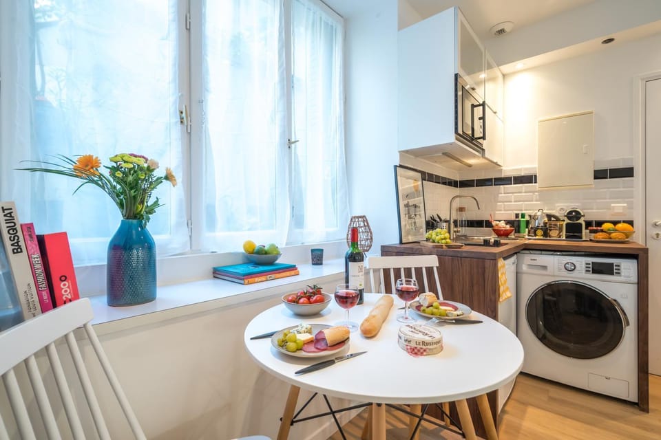 Coffee/tea facilities, Kitchen or kitchenette, Dining area, Food, dishwasher, oven, stove, washing machine, dryer