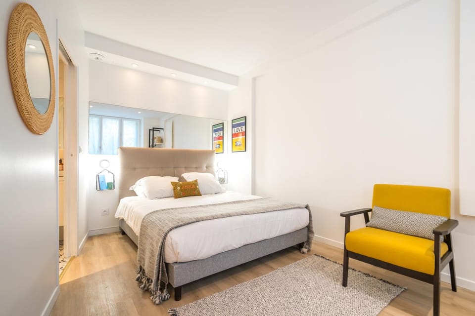 Bed, Living room, Photo of the whole room, Seating area, Bedroom