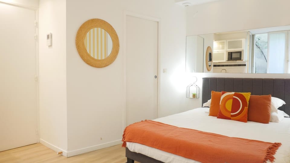 Quiet & Cosy Studio near Eiffel Tower Apartment in Paris