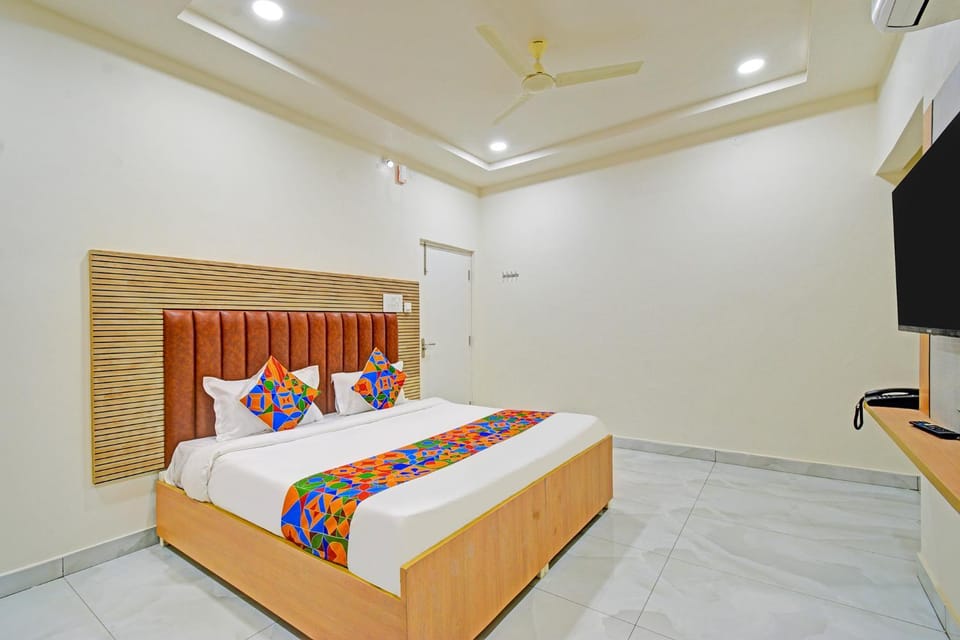 Bed, TV and multimedia, Bedroom