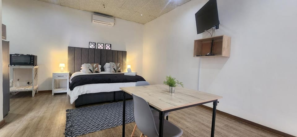 Bed, TV and multimedia, Photo of the whole room, Seating area, Bedroom, air conditioner