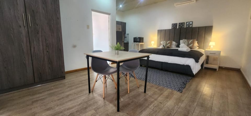 Bed, Photo of the whole room, Dining area, Bedroom, air conditioner