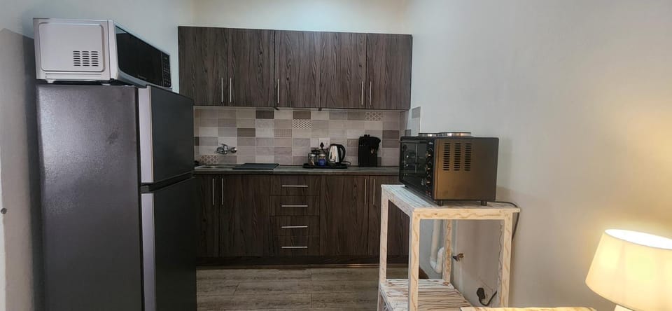 Coffee/tea facilities, Kitchen or kitchenette, oven, stove, toaster
