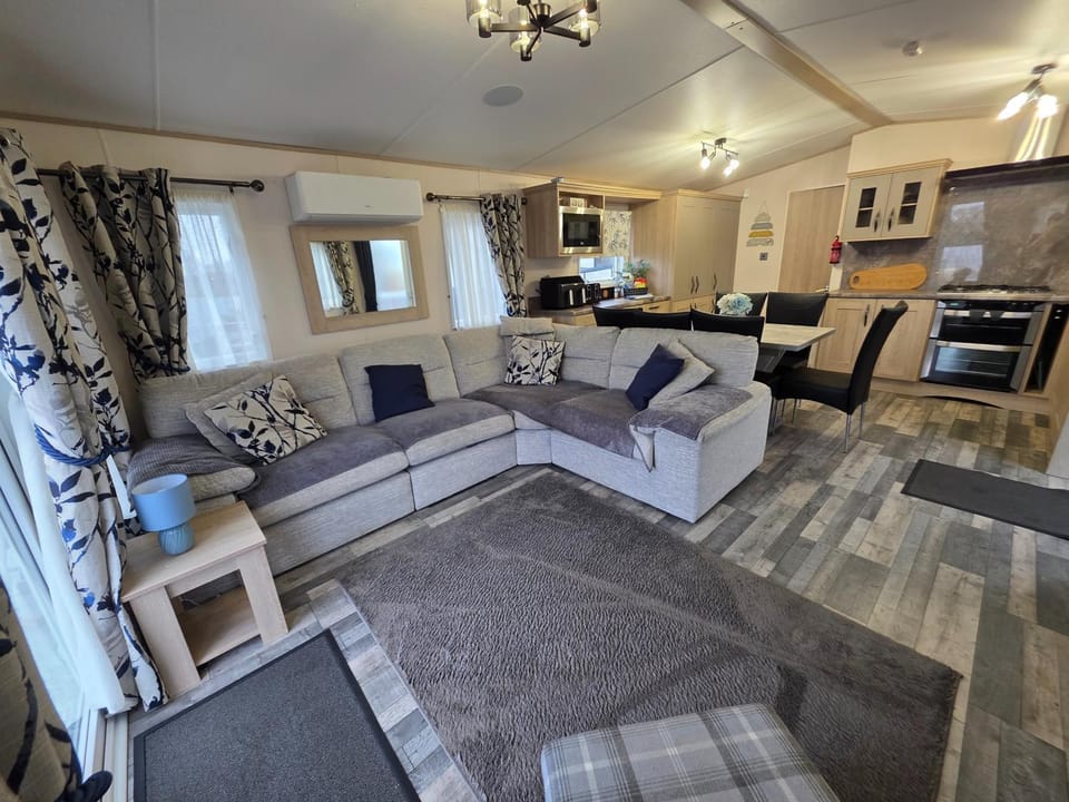 Lakeside Lodge - Jet Ski Lake House in Tattershall