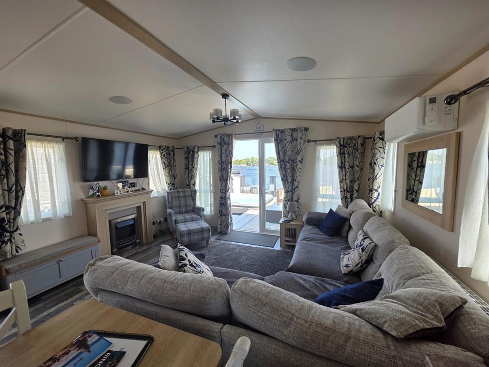 Lakeside Lodge - Jet Ski Lake House in Tattershall