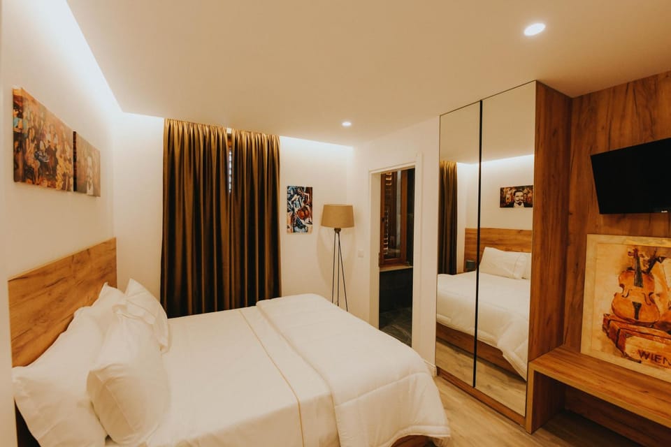 Bed, TV and multimedia, wardrobe