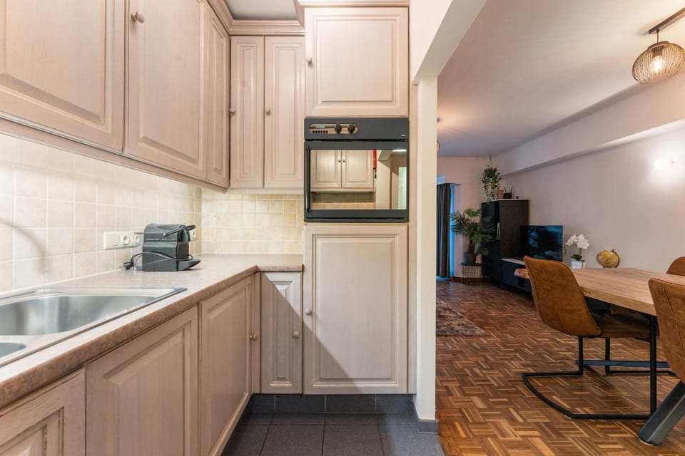 Coffee/tea facilities, oven, kitchen