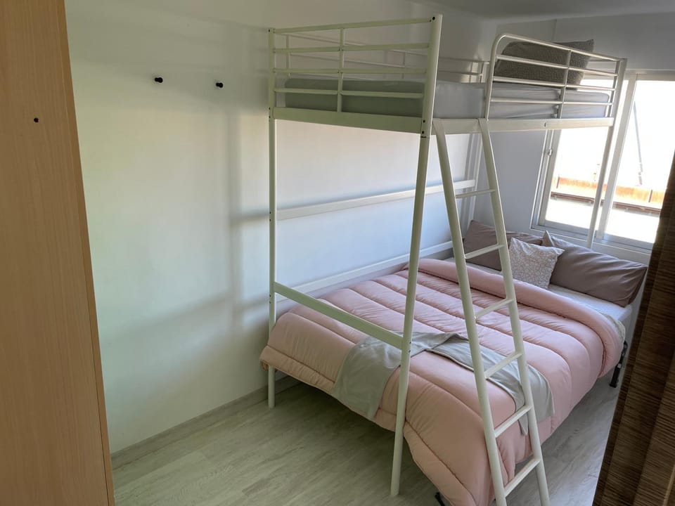 Apartamento luminoso en Rocafort Apartment in Madrid