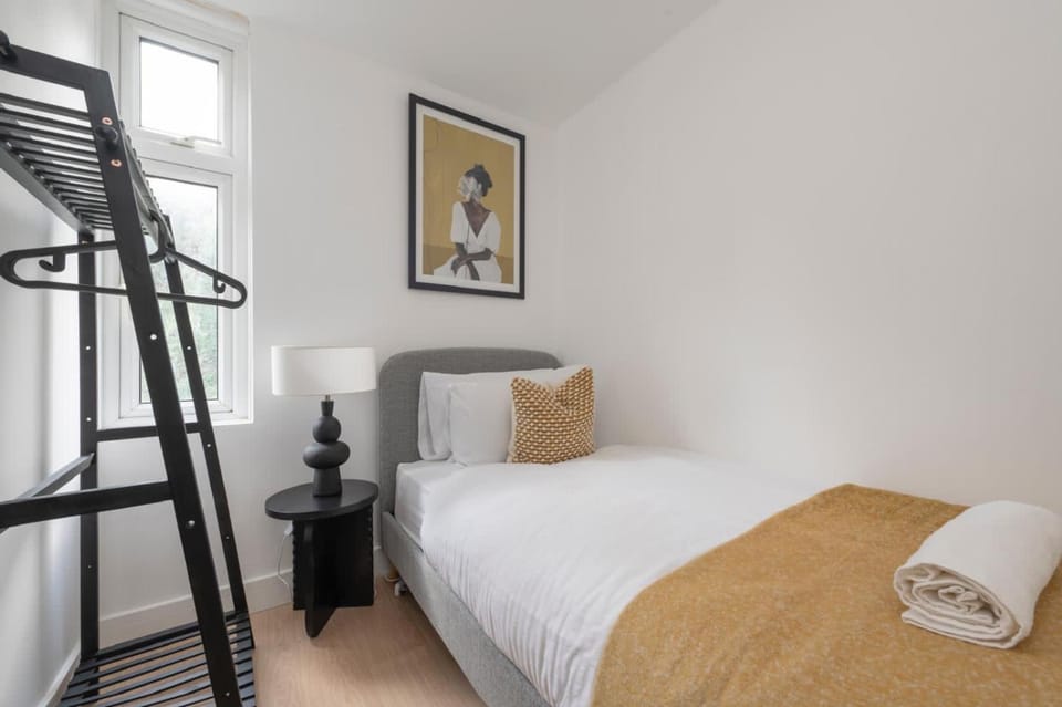Cosy 4 bed with free parking, Chatham Town Centre House in Rochester