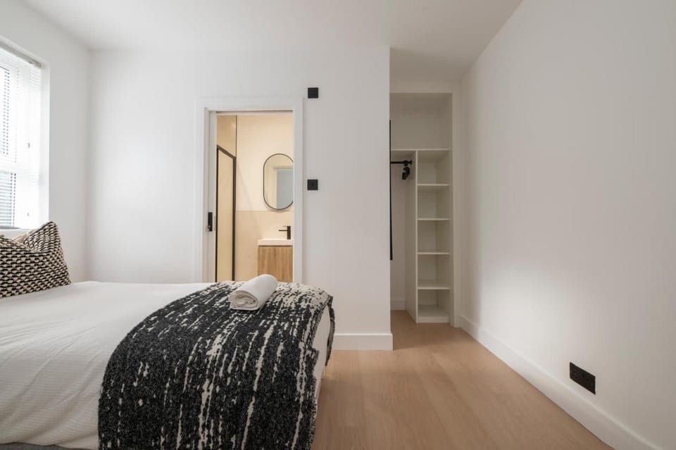 Cosy 4 bed with free parking, Chatham Town Centre House in Rochester