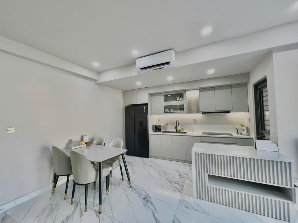 Kitchen or kitchenette, Seating area, Dining area, minibar, oven, stove, air conditioner