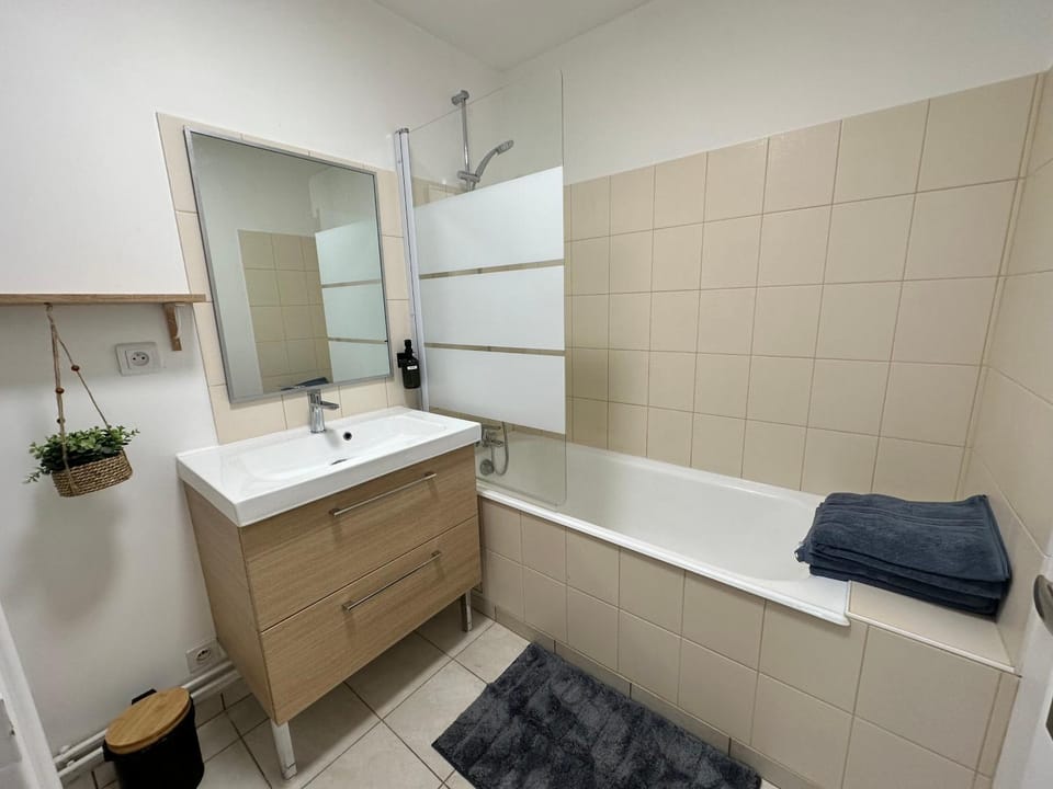 Bathroom, Bath, towels
