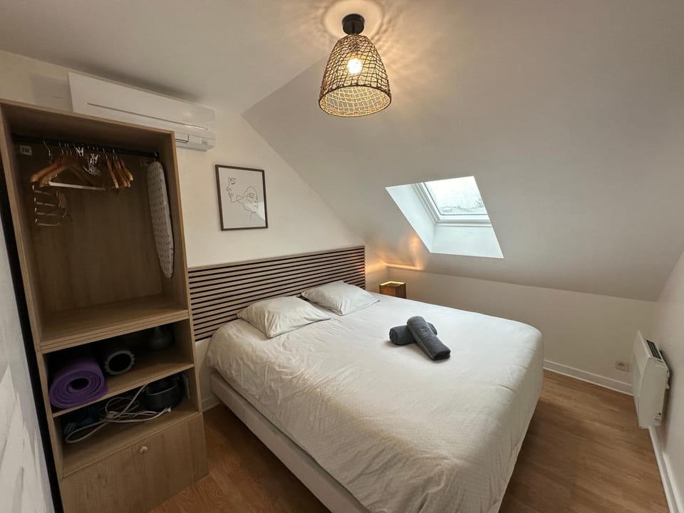 Bed, Photo of the whole room, Bedroom, wardrobe