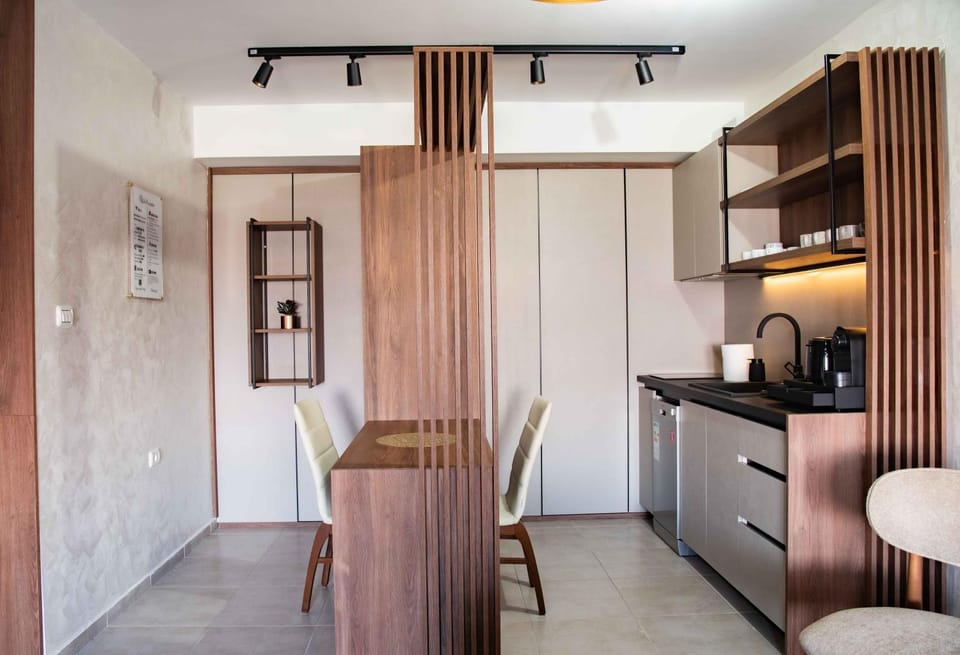 Kitchen or kitchenette, Dining area