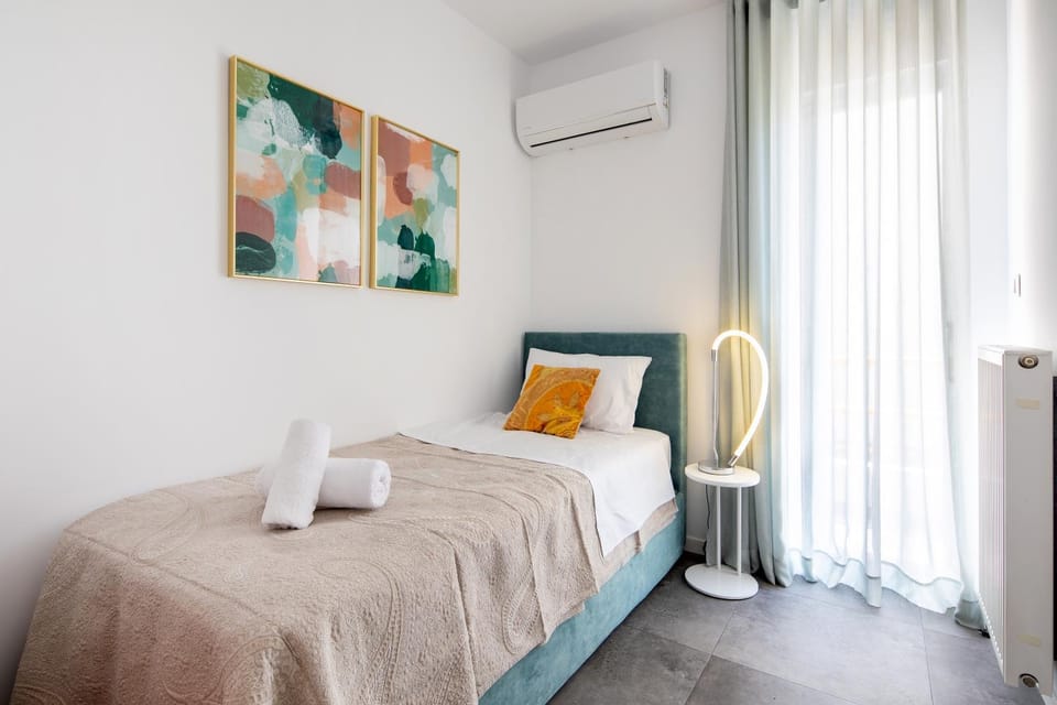 Bed, Bedroom, towels, air conditioner